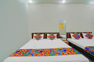 Postel nebo postele na pokoji v ubytování FabHotel Bharti Palace