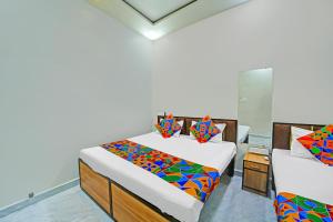 Postel nebo postele na pokoji v ubytování FabHotel Bharti Palace