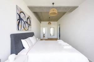 イスタンブールにあるBright Lovely Deluxe 1bd Condopoolviews! #134の部屋にある大きな白いベッドのある寝室 +16枚の写真