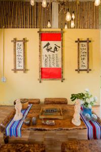 a dining room with a table and chairs and a window at Lakeview Homestay Lo Lo Chai in Dồng Văn