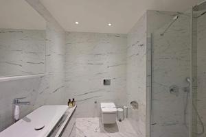 Koupelna v ubytování Bright Lovely Modern 2bd25 Condo Poolgym! #220