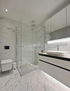 Koupelna v ubytování Bright Lovely Modern 2bd25 Condo Poolgym! #220