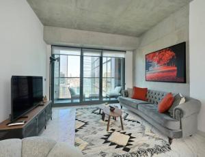 TV a/nebo společenská místnost v ubytování Bright Lovely Modern 2bd25 Condo Poolgym! #220