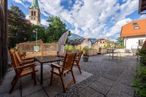 un patio con una mesa y sillas y una iglesia en Noas Jazz, en Innsbruck