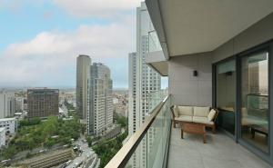d'un balcon avec un canapé et une vue sur la ville. dans l'établissement Gorgeous Modern 1bd Terracepoolviews! #183, à Istanbul