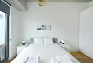 une chambre blanche avec un lit blanc et deux tables de nuit dans l'établissement Gorgeous Modern 1bd Terracepoolviews! #183, à Istanbul 19 autres photos