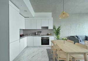 une cuisine et une salle à manger avec une table en bois dans l'établissement Gorgeous Modern 1bd Terracepoolviews! #183, à Istanbul