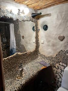 a bathroom with a sink with a mirror at Koplimadisel talu in Maeru