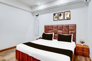Super Hotel O Kargil Complex Formerly Saarthi Inn客房内的一张或多张床位