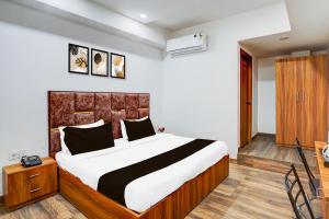 阿格拉Super Hotel O Kargil Complex Formerly Saarthi Inn的房间里有一张大床的卧室