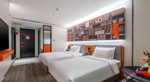 7 Days Inn Baoding Railway Station客房内的一张或多张床位