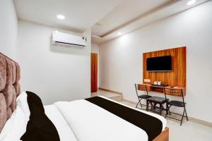 Super Hotel O Kargil Complex Formerly Saarthi Inn的电视和/或娱乐中心
