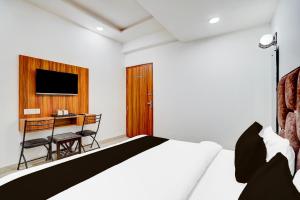 Super Hotel O Kargil Complex Formerly Saarthi Inn的电视和/或娱乐中心