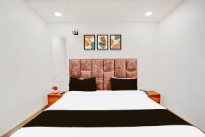 Super Hotel O Kargil Complex Formerly Saarthi Inn客房内的一张或多张床位