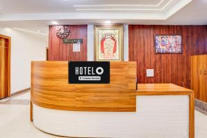 阿格拉Super Hotel O Kargil Complex Formerly Saarthi Inn的酒店大堂设有酒店前台