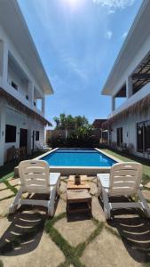 Bazén v ubytování Camotes Hostel Resort nebo v jeho okolí