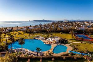 einem Luftblick auf ein Resort mit Pool und Meer in der Unterkunft Marina Smir Hotel & Spa in Mʼdik