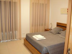 a bedroom with a bed with two towels on it at Casa do Mosteiro de Refoios do Lima in Ponte de Lima