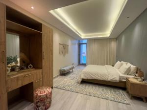 Un dormitorio con una cama y una ventana grande. en Soso beach villa, en Durat Alarous 74 fotos más