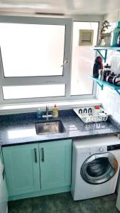 Η κουζίνα ή μικρή κουζίνα στο Large Double room in West Kensington-Fulham