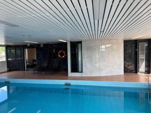 a swimming pool in a building with a ceiling at Concorde Hotel Siegen in Siegen