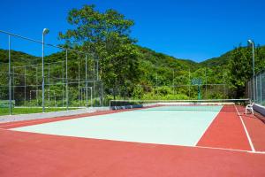 Tenis a/nebo squash v ubytování Xenios Theoxenia Hotel nebo okolí