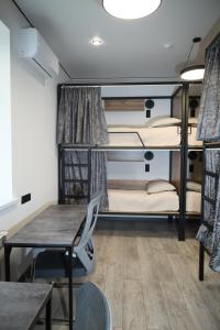 Ένα ή περισσότερα κρεβάτια σε δωμάτιο στο WoW Hostel Федора Солодовникова 21Е