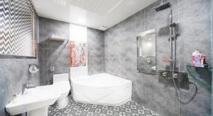 Bilik mandi di SH Hotel