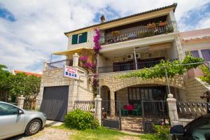 una casa con un cartel de venta delante de ella en Apartments Bartul en Sućuraj