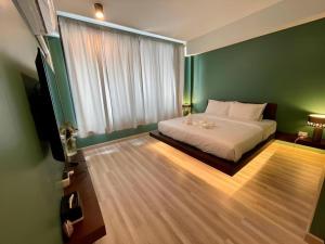 Llit o llits en una habitació de Nimman Forest Hostel
