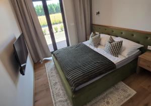 een bed met twee kussens erop in een slaapkamer bij Eko Osada Zacisze in Ostrowite