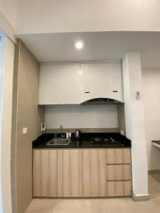 Η κουζίνα ή μικρή κουζίνα στο apartement nata umalas