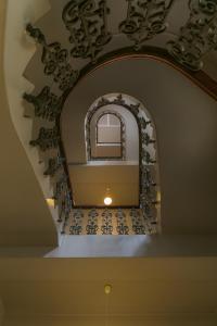 un escalier avec un miroir sur un mur dans l'établissement Royal Prague City Apartments, à Prague