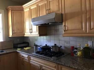 O bucătărie sau chicinetă la Vancouver Richmond Villa 32