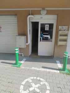 Una puerta de un edificio con un coche en un garaje. en Apartament Alexa pe str Suceava 49, en Târgu Mureș