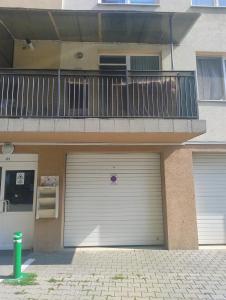 un edificio con 2 puertas de garaje y balcón en Apartament Alexa pe str Suceava 49, en Târgu Mureș