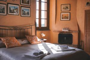 Un pat sau paturi într-o cameră la Franciacorta Country Lodges