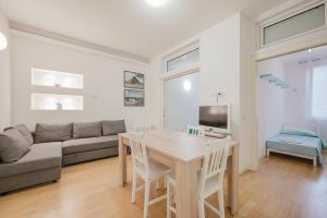 a living room with a table and a couch at Casa Falco - 15 min dalla stazione e dal centro in Padova