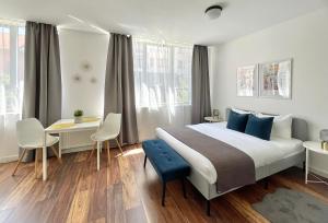 Кровать или кровати в номере Central Passage Apartments by Vagabond Downtown +97 фотографий
