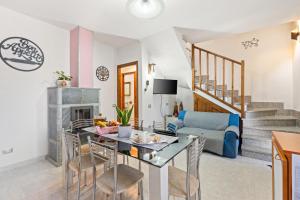 a kitchen and living room with a table and chairs at Casa Vacanze Marcello in San Vero Milis