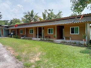 a house with a yard in front of it at Ingna Resort in Chanuman
