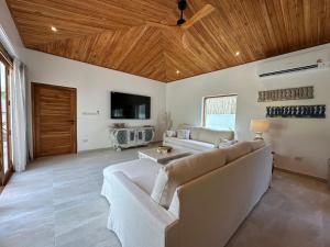 Gallery image of Villa Samar - Near to the Beach - Maenam in Ban Mae Nam +12 photos