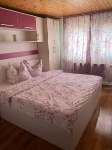 Giường trong phòng chung tại Hanga Apartments