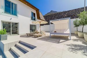 Casa Roque del Mar Private Villa with Heated Saltwater Pool, Jacuzzi & Ocean Views في أديخي: فناء مع مقعد ومظلة +48 صورة