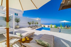 Casa Roque del Mar Private Villa with Heated Saltwater Pool, Jacuzzi & Ocean Views في أديخي: فناء مطل على المحيط