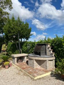 Un horno de ladrillos en un jardín con cielo en Assisi, la Noce, en Asís 61 fotos más