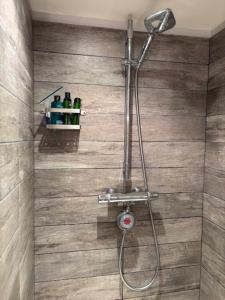 una doccia con soffione in un bagno di La Maison des Cordiers a Dinan