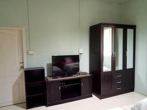 a living room with a tv and a cabinet at Ingna Resort in Chanuman