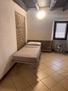 una camera da letto con un letto nell'angolo di una stanza di La Corte dei Celti 7 a Loiano
