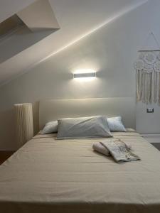 Un dormitorio con una cama grande con luz. en Maison di Pino, en Pino Torinese